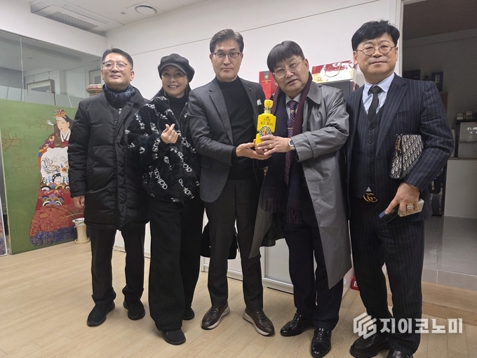 GMAEA 이의한 총재와 관계자들이 함께한 기념사진